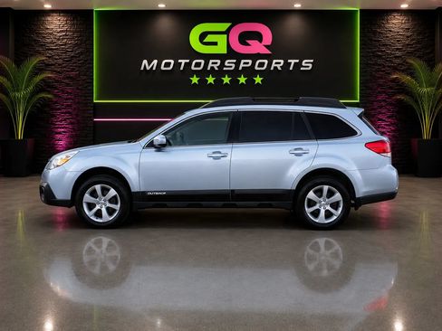 Used 2013 Subaru Outback 3.6R Limited w/ Moonroof Pkg AWD/4WD image 4
