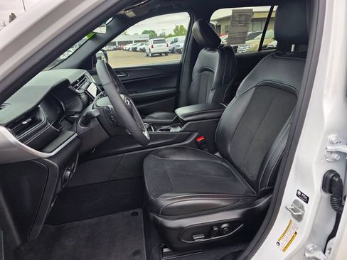 Used 2025 Jeep Grand Cherokee Altitude AWD/4WD image 4