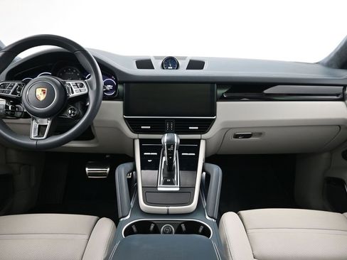 Used 2022 Porsche Cayenne Turbo S image 9