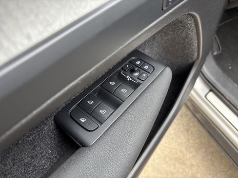 Used 2025 Volvo XC40 B5 Plus image 15