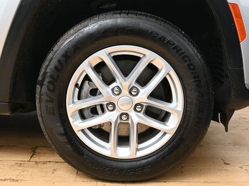 Used 2023 Jeep Grand Cherokee L Laredo image 14