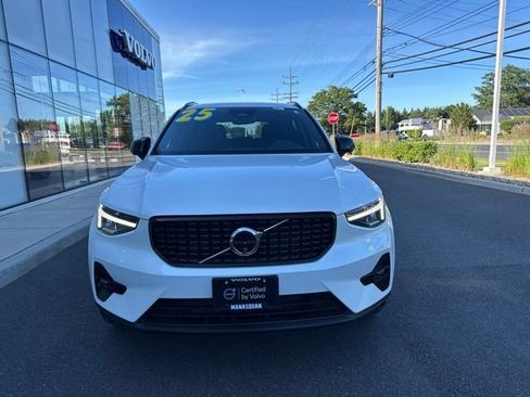 Certified 2025 Volvo XC40 B5 Plus AWD/4WD image 7