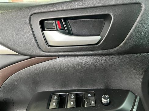 Used 2017 Toyota Highlander XLE w/ Carpet Mat Package image 16