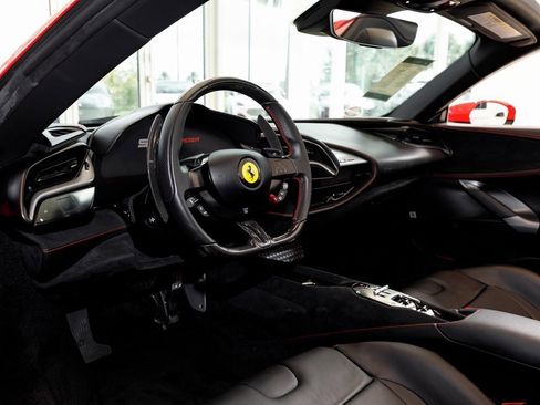 Used 2023 Ferrari SF90 Spider image 23