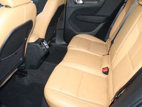 Used 2020 Volvo XC40 T5 Momentum w/ Protection Package Premier image 25