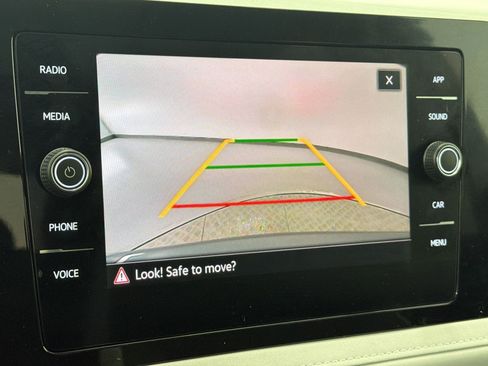 Used 2025 Volkswagen Taos SE w/ Panoramic Sunroof Package FWD image 21
