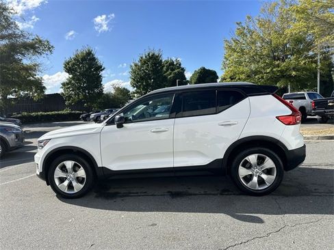 Used 2020 Volvo XC40 T4 Momentum image 2