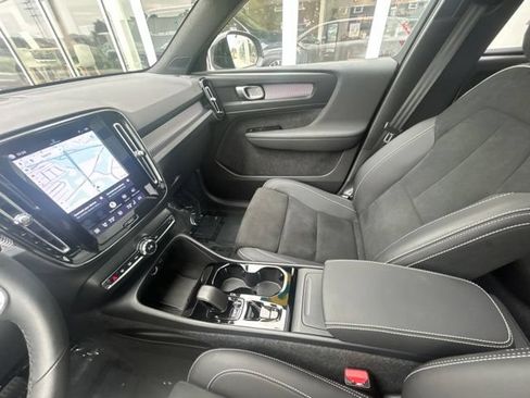 Certified 2025 Volvo XC40 B5 Plus AWD/4WD image 20
