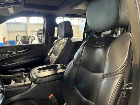 Used 2019 Cadillac Escalade ESV Platinum AWD/4WD image 23
