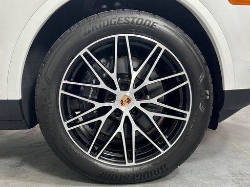 Used 2025 Porsche Cayenne AWD/4WD image 11