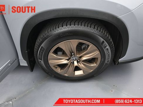 Used 2023 Toyota Highlander Bronze Edition AWD/4WD image 37