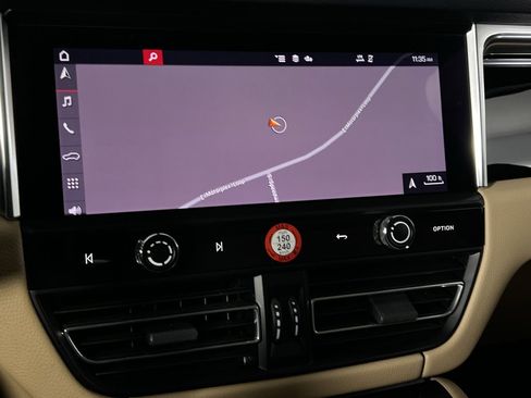 Used 2024 Porsche Macan w/ Premium Plus Package image 17