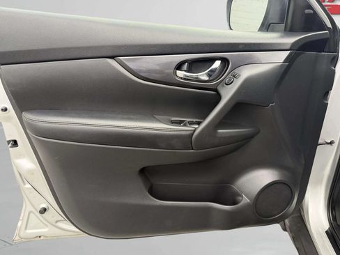 Used 2018 Nissan Rogue SV AWD/4WD image 13