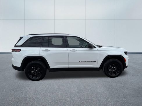 Certified 2025 Jeep Grand Cherokee Altitude AWD/4WD image 8