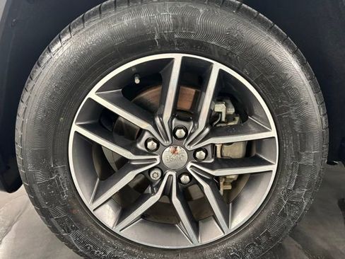 Used 2018 Jeep Grand Cherokee Limited image 10