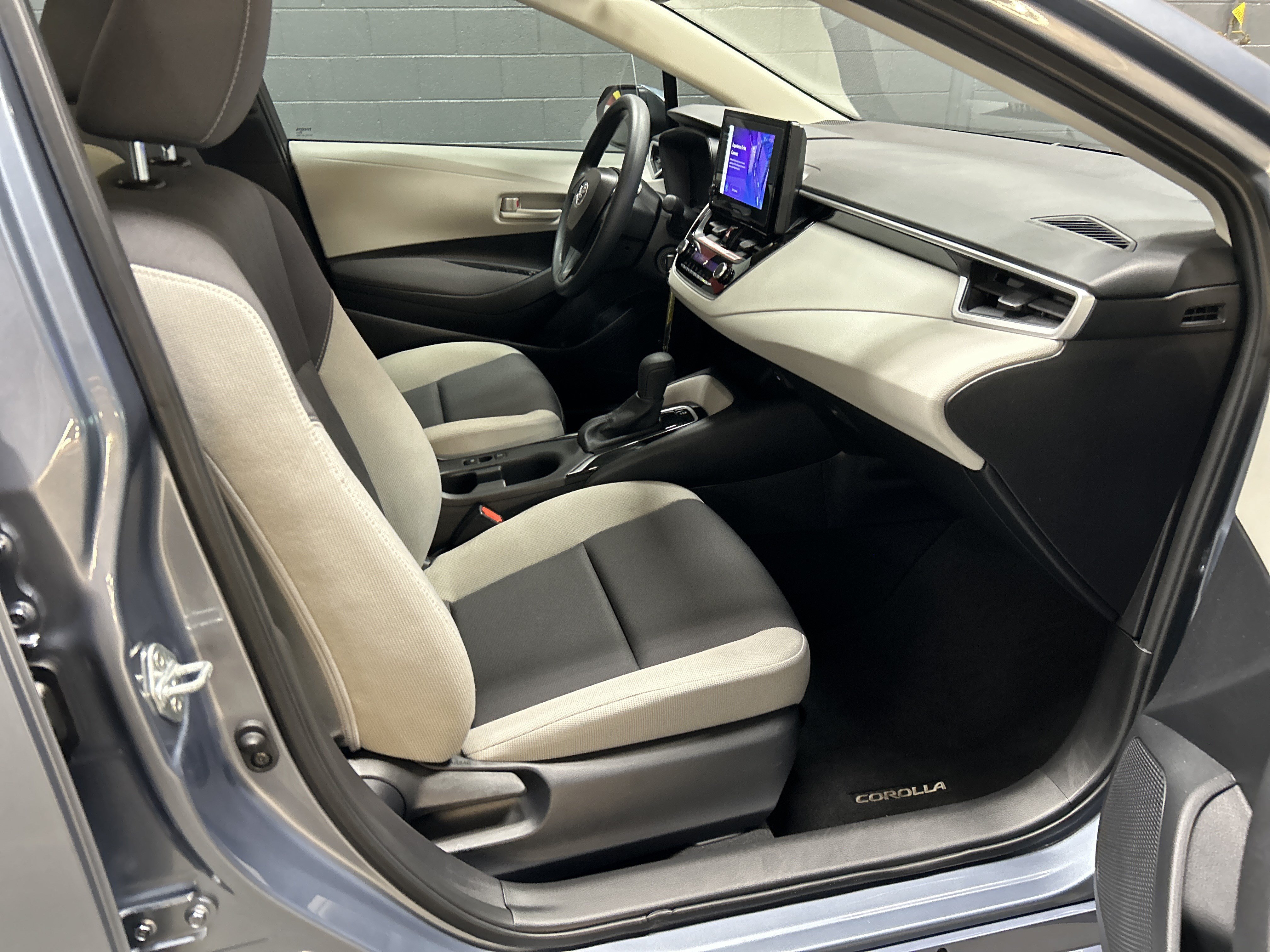 Used 2025 Toyota Corolla LE FWD image 32
