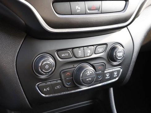 Used 2019 Jeep Cherokee Trailhawk image 28