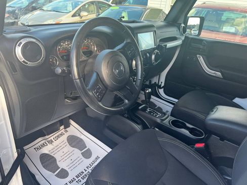 Used 2018 Jeep Wrangler Sahara w/ Connectivity Group AWD/4WD image 14