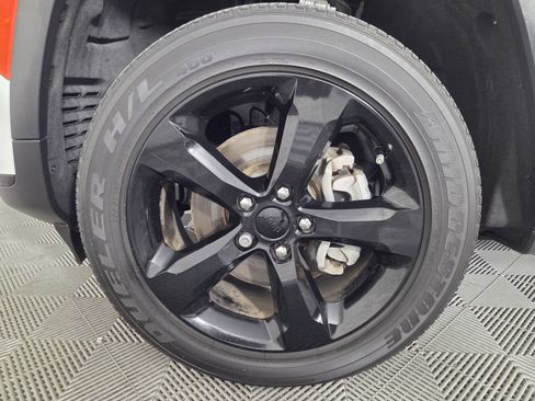 Used 2023 Jeep Grand Cherokee L Laredo RWD image 9