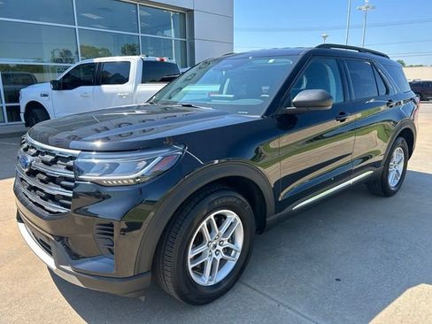 Used 2025 Ford Explorer Active AWD/4WD image 2