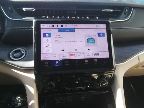 Used 2024 Jeep Grand Cherokee Limited image 24