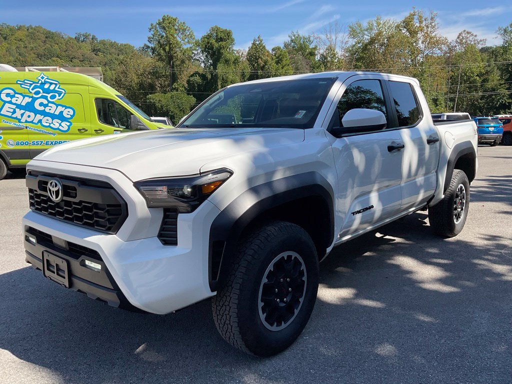 Used 2025 Toyota Tacoma TRD Off-Road AWD/4WD image 3