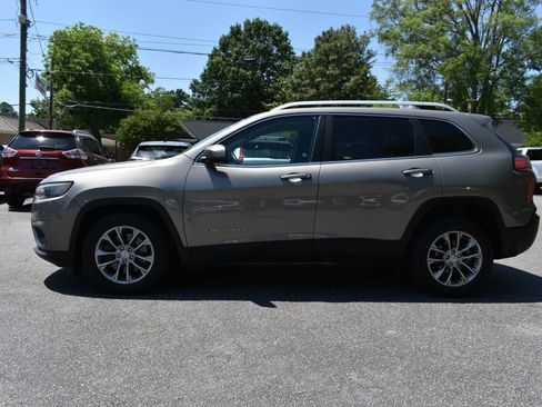 Used 2019 Jeep Cherokee Latitude Plus w/ Comfort/Convenience Group FWD image 3