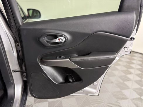 Used 2019 Jeep Cherokee Latitude Plus w/ Cold Weather Group AWD/4WD image 43
