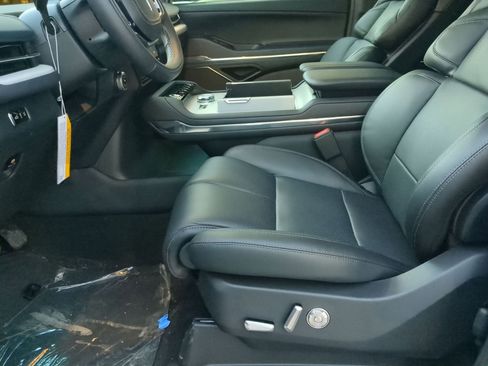 New 2026 Lincoln Navigator L Premier AWD/4WD image 11