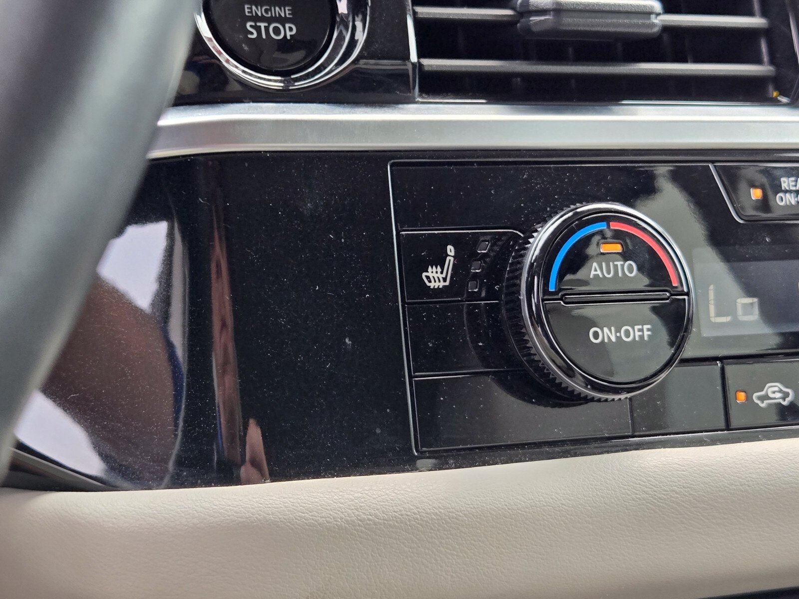 Used 2025 Nissan Pathfinder SL AWD/4WD image 27