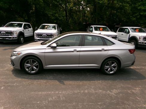 Used 2023 Volkswagen Jetta SE w/ Panoramic Sunroof Package FWD image 4