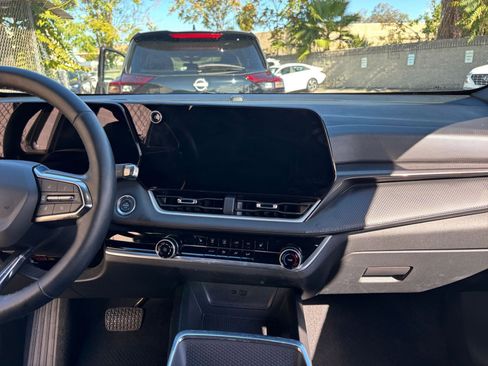 Used 2025 Chevrolet Equinox LT image 18