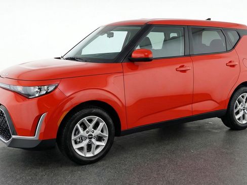 Used 2025 Kia Soul LX w/ LX Technology Package image 3