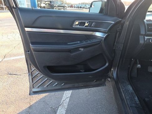Used 2018 Ford Explorer XLT image 11