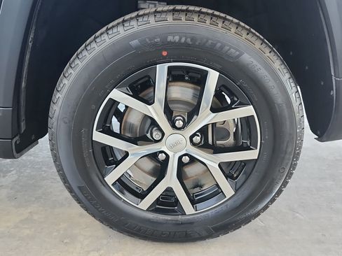 Used 2023 Jeep Grand Cherokee L Limited RWD image 10