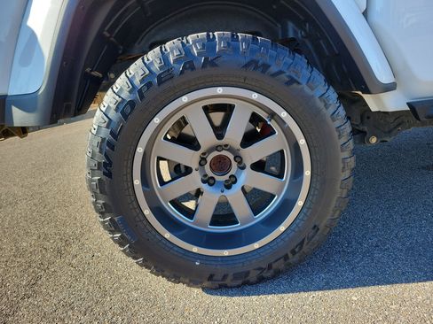 Used 2021 Jeep Gladiator Willys image 26