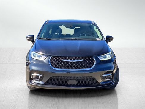 Used 2024 Chrysler Pacifica Touring-L image 2