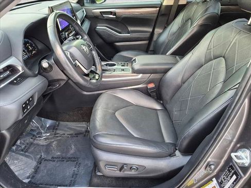Used 2024 Toyota Highlander Platinum FWD image 15