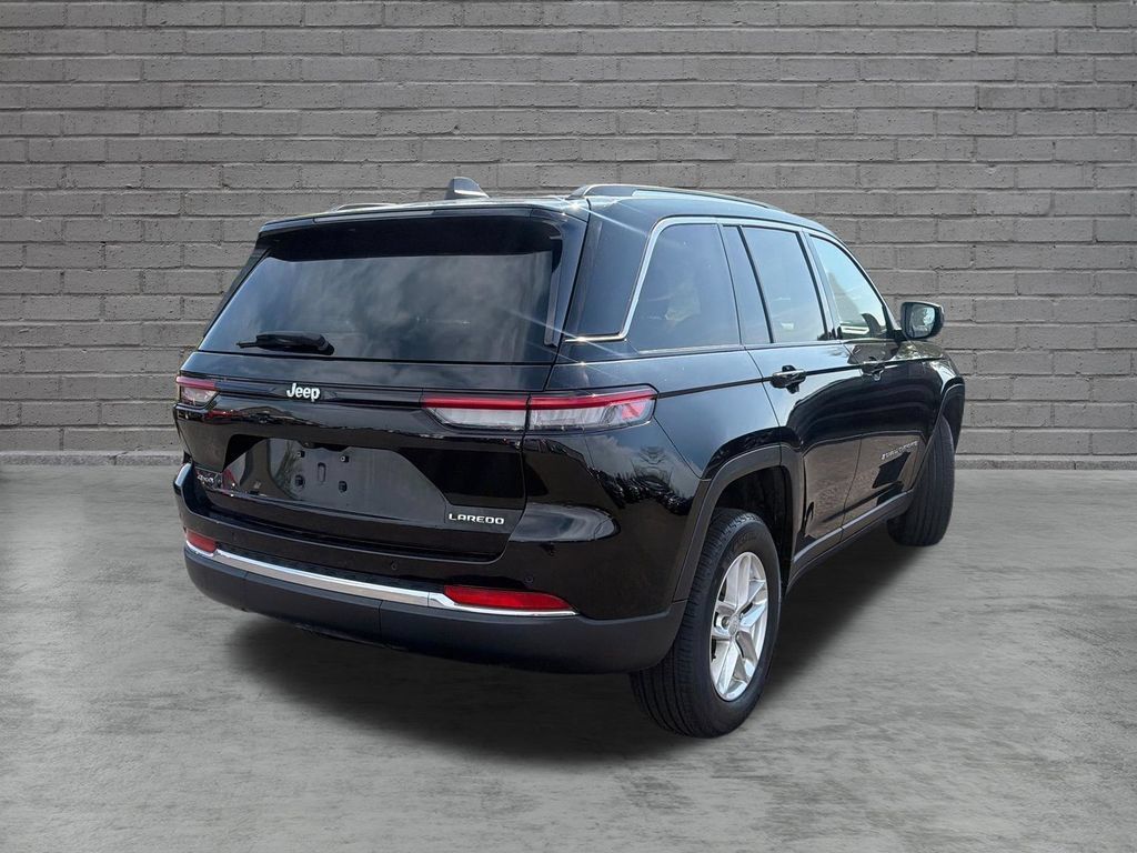 Used 2023 Jeep Grand Cherokee Laredo X AWD/4WD image 7