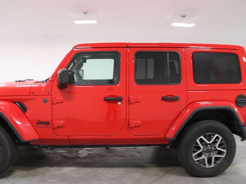Used 2025 Jeep Wrangler Unlimited Sahara AWD/4WD image 6