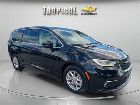 Used 2024 Chrysler Pacifica Touring-L image 7
