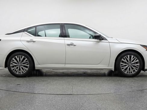 Used 2025 Nissan Altima 2.5 SV FWD image 11