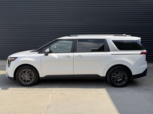 Used 2025 Kia Carnival EX FWD image 10