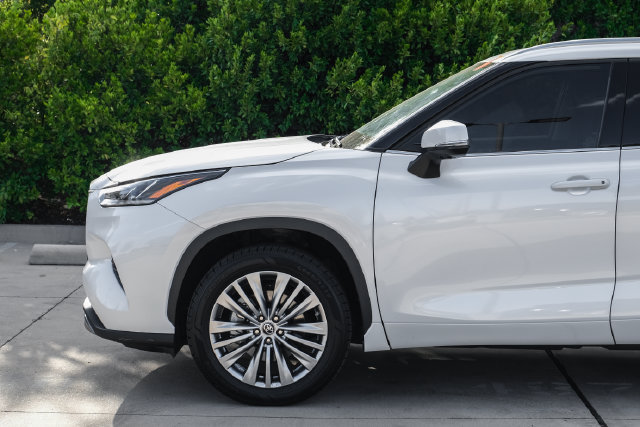 Used 2023 Toyota Highlander Platinum FWD image 16
