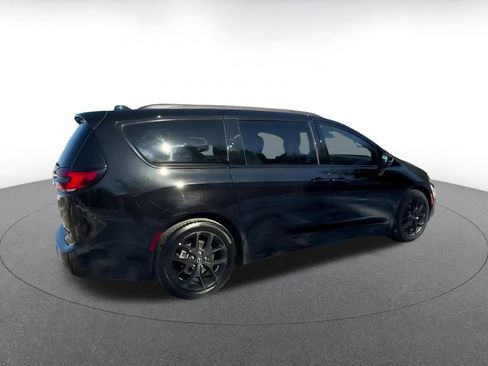 Used 2025 Chrysler Pacifica Limited image 15