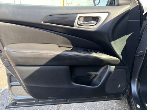 Used 2018 Nissan Pathfinder SV image 9