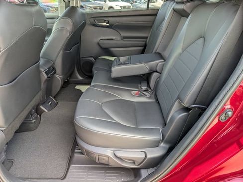 Used 2020 Toyota Highlander XLE FWD image 23