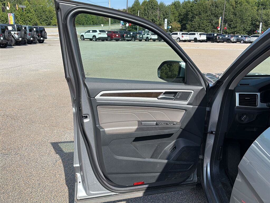 Used 2022 Volkswagen Atlas SE w/ Panoramic Sunroof Package FWD image 9