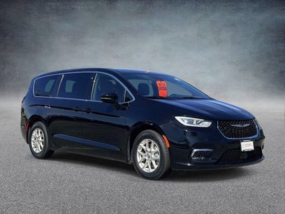 Used 2025 Chrysler Pacifica Select