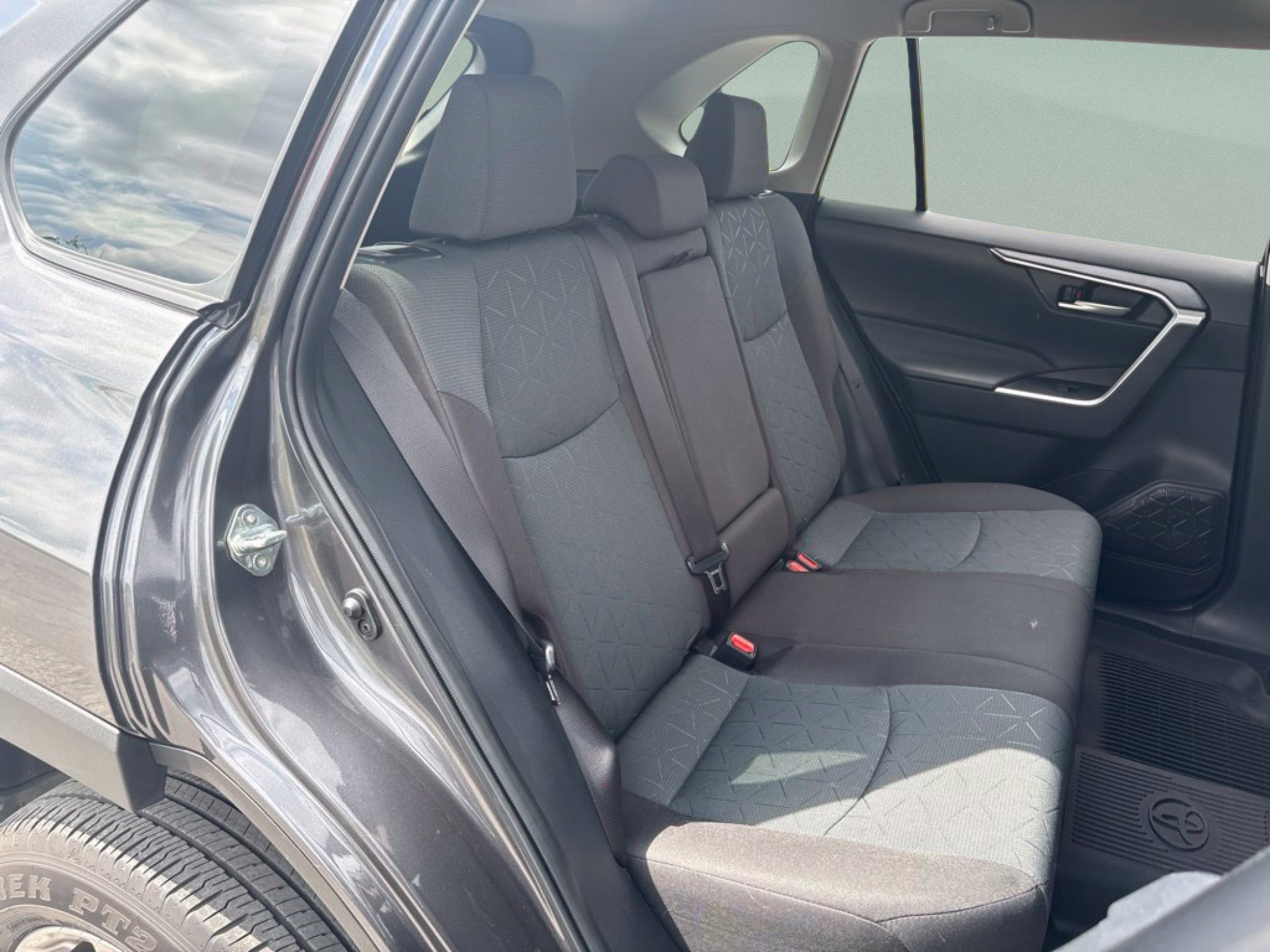 Used 2025 Toyota RAV4 XLE FWD image 25